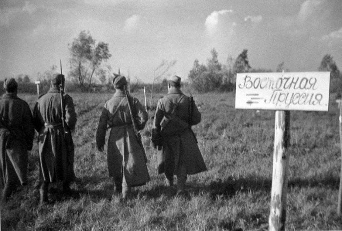 Советские солдаты переходят границу
