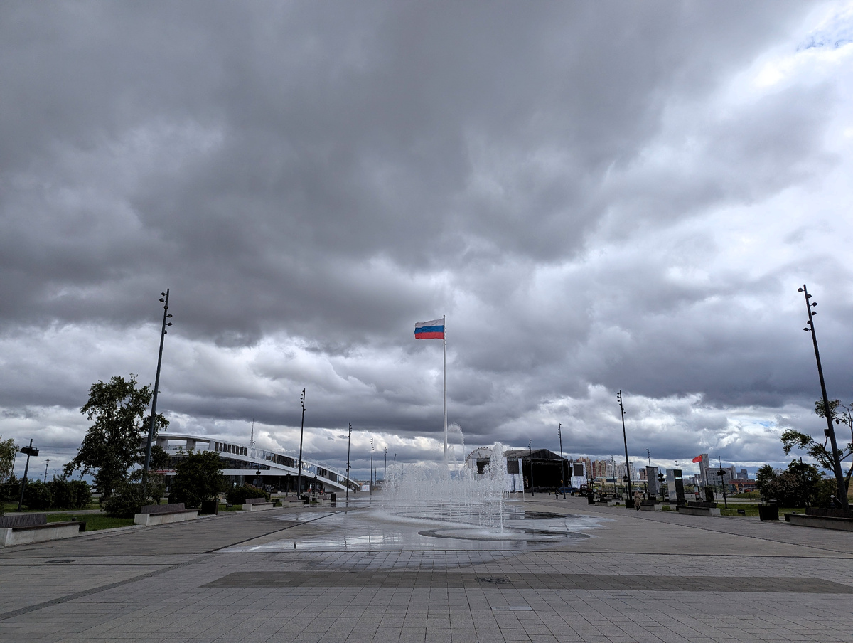 Благовещенск. Площадь пешеходных  фонтанов перед самым дождём.