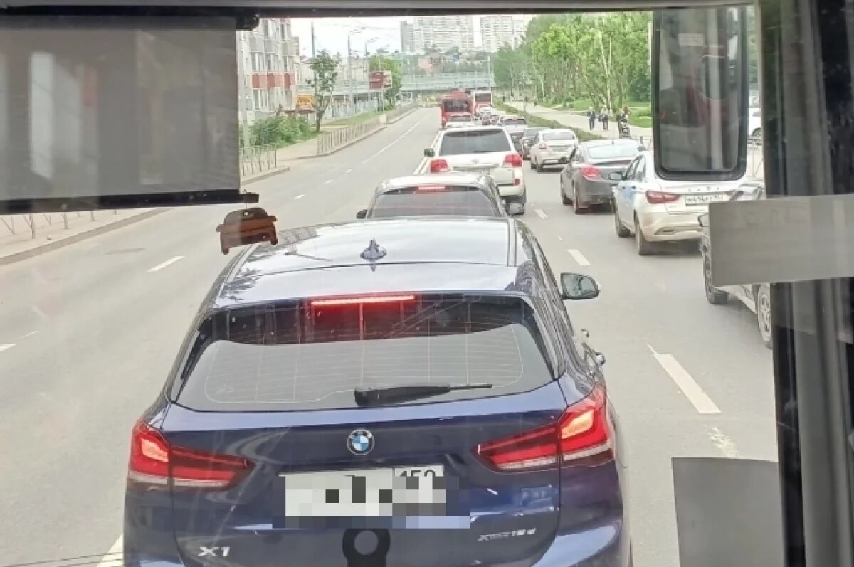    Утренняя пробка парализовала движение на площади Гайдара в Перми