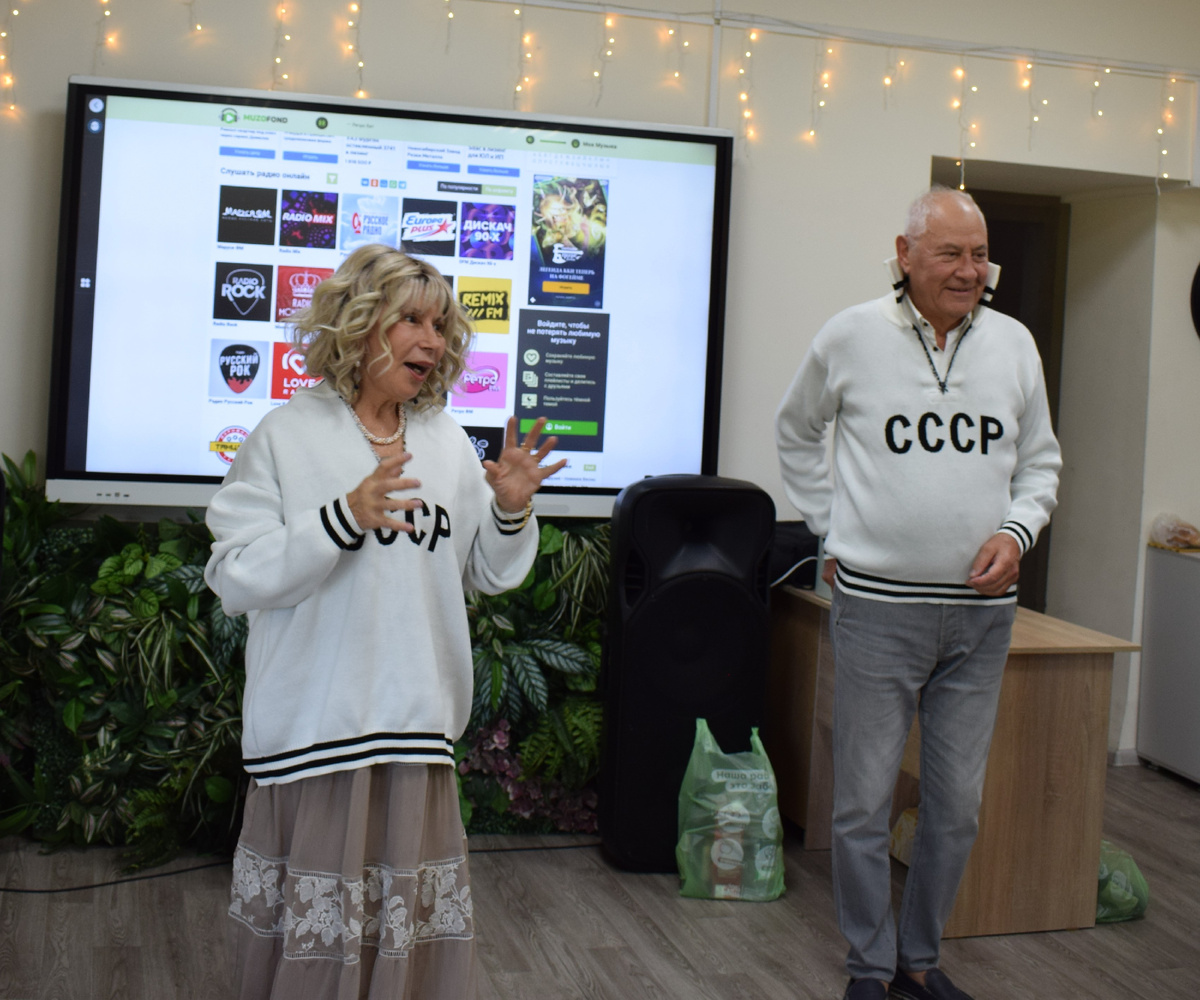 Надев толстовки с надписью "СССР", они сразу стали своими среди бамовцев
