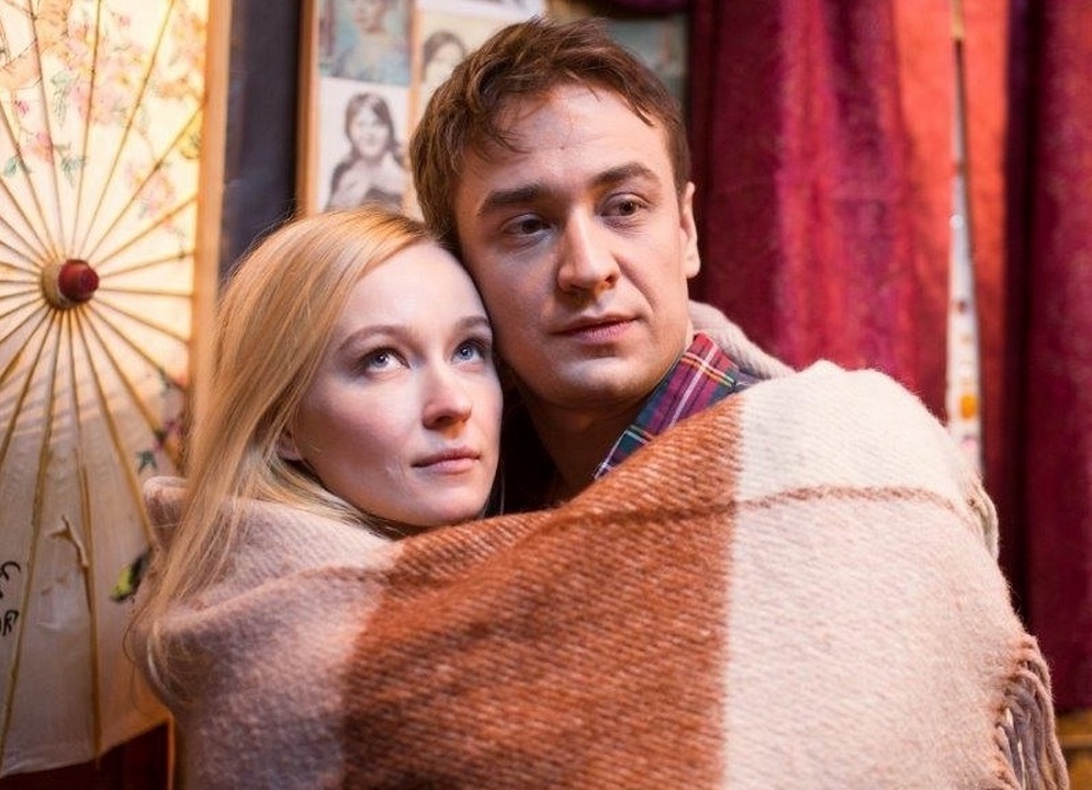 Кирилл Жандаров и Анастасия Панина, кадр из сериала «Последняя электричка»