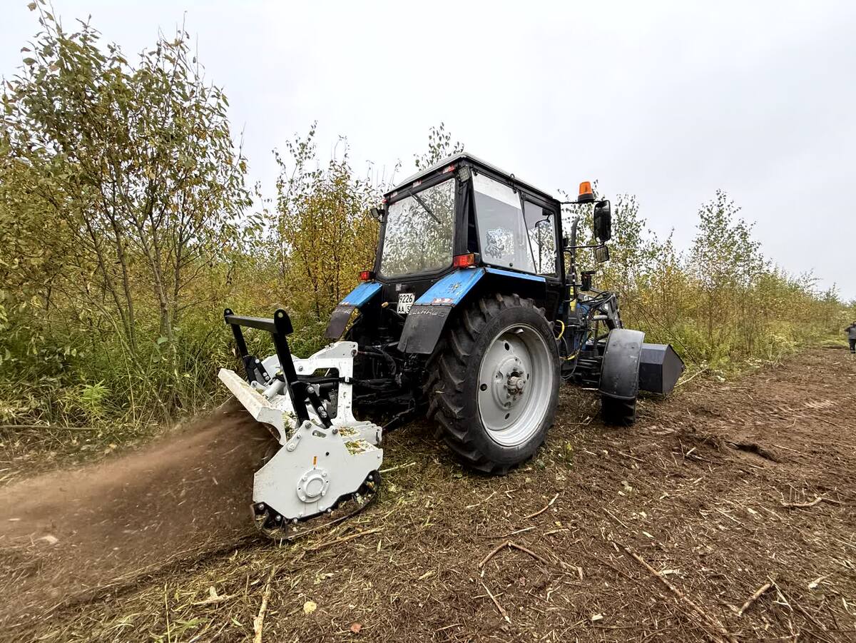 Трактор Беларус-82.1 с мульчером NIUBO Micro Forest 150