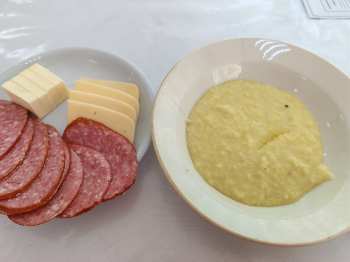 Плюс оладьи со сгушенкой,  но я их подарила 🙂 