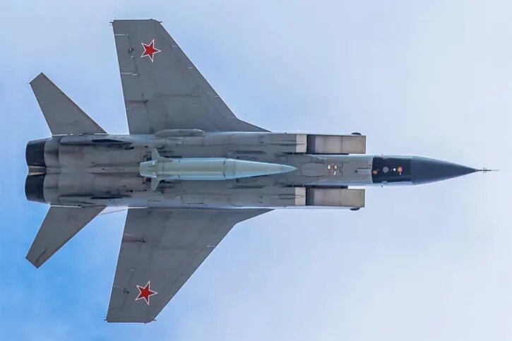 МиГ-31К с ракетой «Кинжал», источник фото: «Уголок неба»