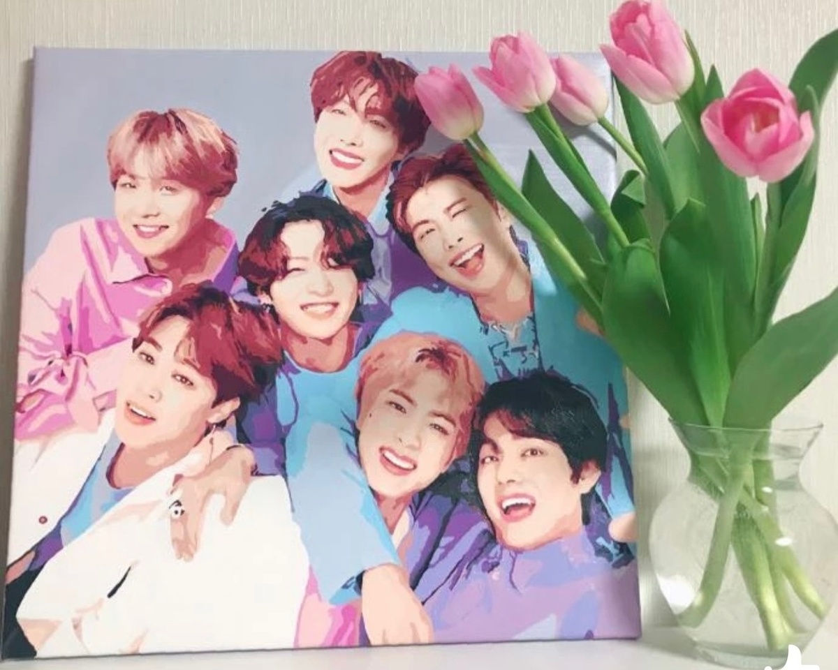 Картины по номерам с k-pop айдолами от Красиво Красим в интерьере