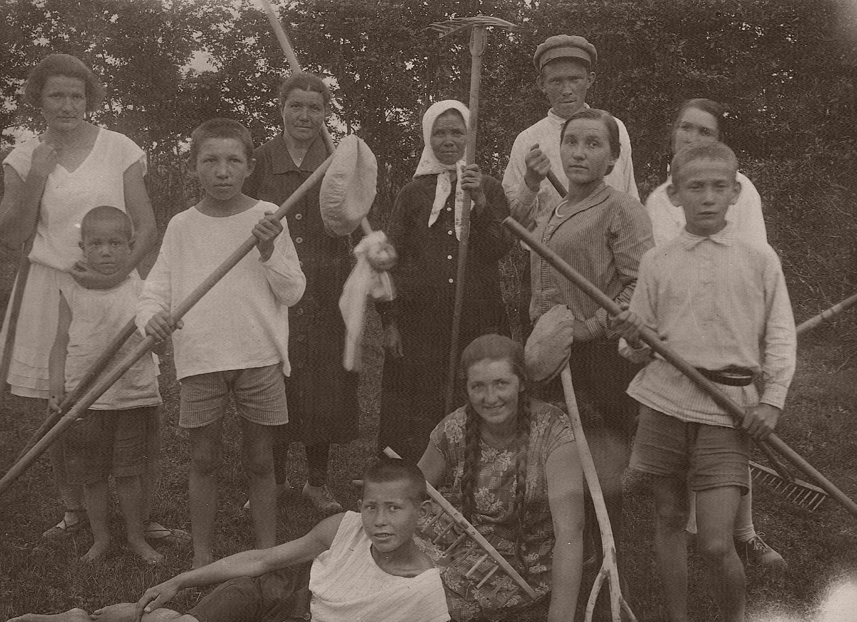 Александра Кураева – мама Лидии Ларионовой, 1920-е годы (слева)