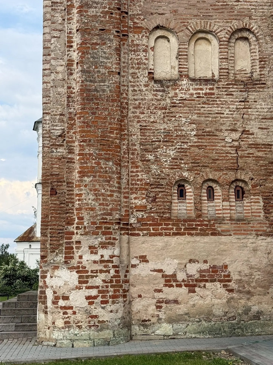 Узенькие кирпичики - эта та самая плинфа, из которой был построен храм. В настоящее время его стены отреставрированы, но не покрыты штукатуркой и краской, чтобы прихожане и туристы могли видеть древнюю кладку.