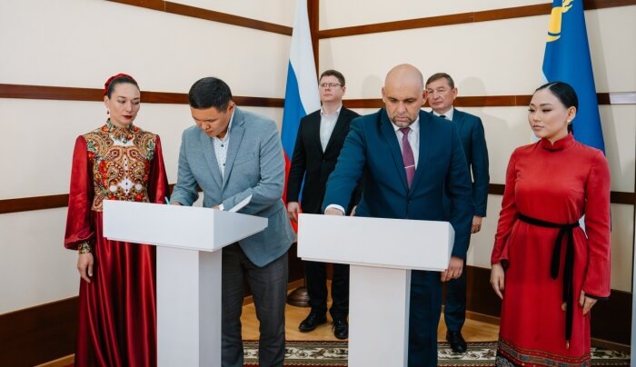 Подписание исторического документа / фото: пресс-служба правительства Республики Бурятия
