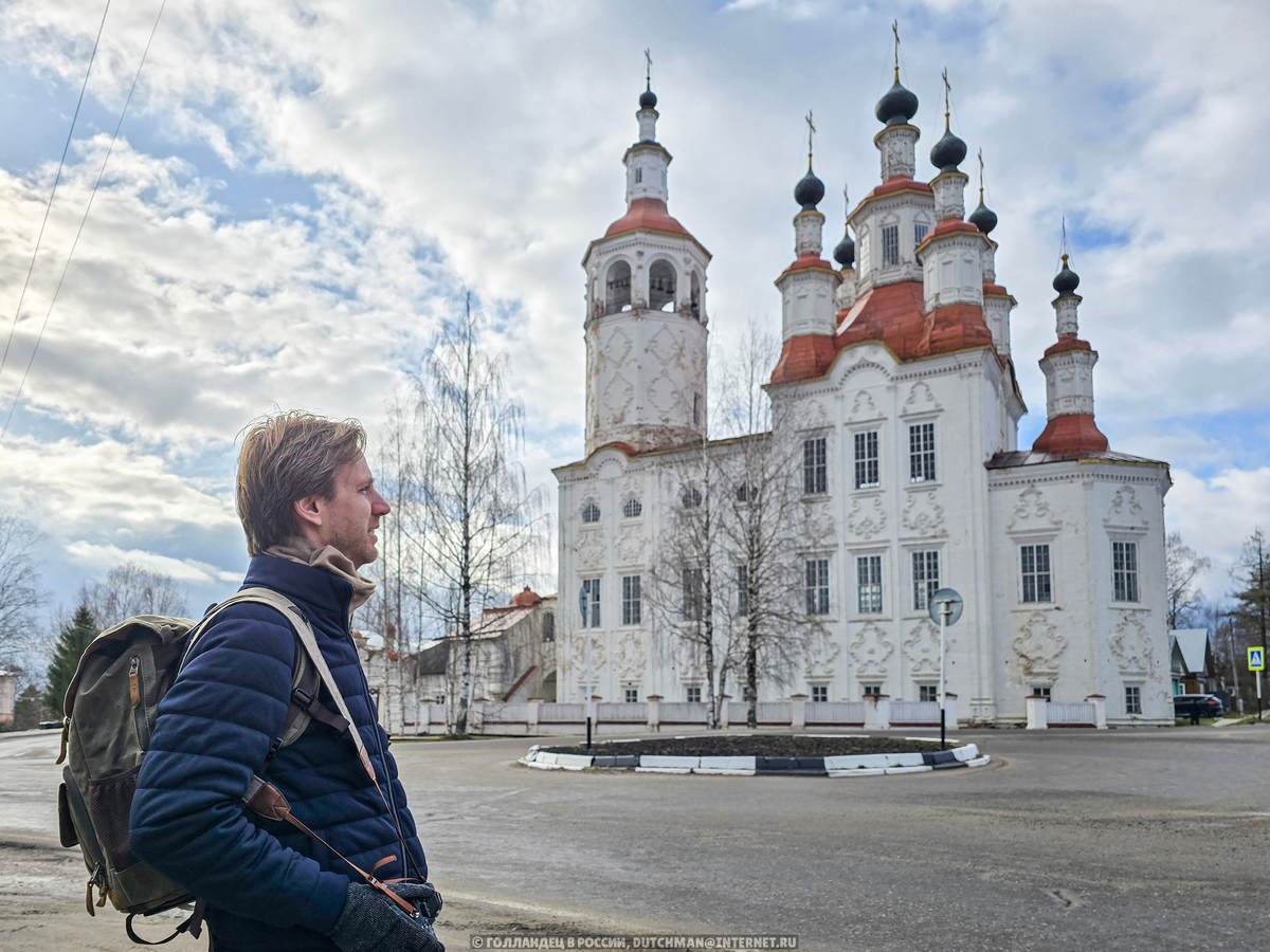 Привет! Меня зовут Махил, и я голландец в России. Моим читателям не надо покупать билеты, чтобы увидеть интересное место. Они читают мой блог и путешествуют вместе со мной. Присоединяйтесь! (а про эту церковь и почему у неё такие украшения, я расскажу ниже - я узнал интересную историю)