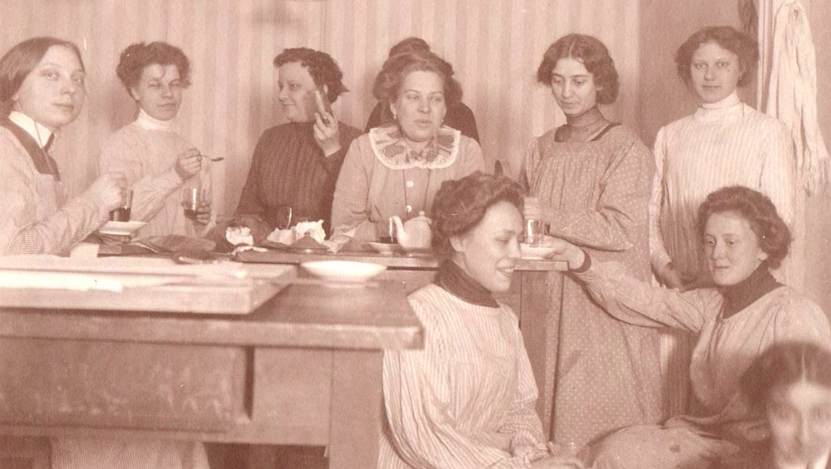Выпускницы Высших женских политехнических курсов, 1912 год / архив Метеоролического музея при Институте метрологии им. Д.И. Менделеева