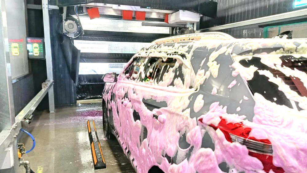Робот-автомойка Leisuwash в пространстве под эстакадой в Москве, Автозаводская 24с5