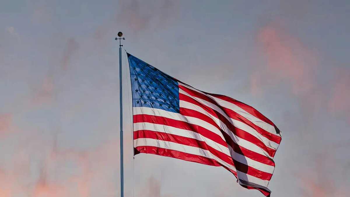    Государственный флаг США. © unsplash.com / iStrfry, Marcus