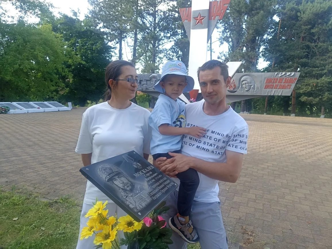 Денис и Алёна Леднёвы вместе с самым маленьким членом семьи пришли на Аллею боевой славы почтить память погибших за свободу и независимость Родины. 