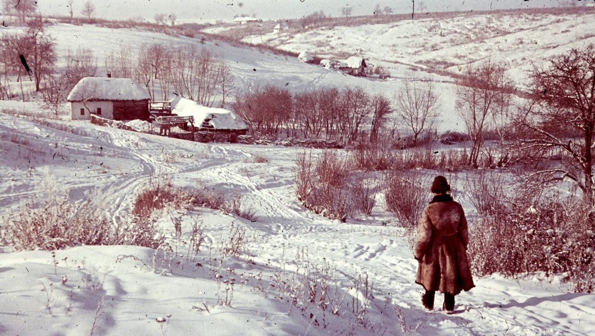 Сельский житель в тулупе, 1942 год