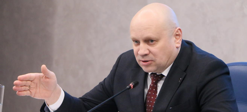 мэр города Омска.  мэр, который запустил город, а так же, "благодаря" которому, омичи остались без укрытий.