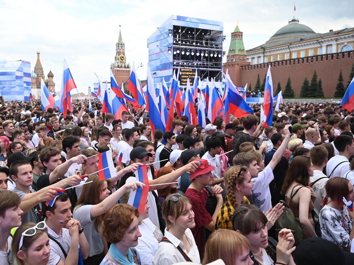    Жители Москвы на праздничном концерте в честь Дня России на Красной площади | © РИА Новости / Павел Бедняков