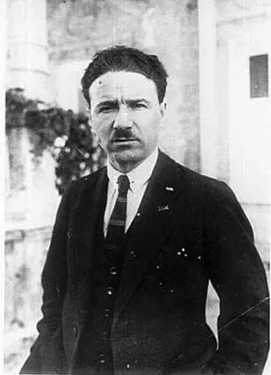 Борис Шумяцкий. В 1930 году Борис Шумяцкий занимает должность руководителя Всесоюзного кинофотообъединения «Союзкино», реорганизованного в 1933 году в Главное управление кинофотопромышленности при СНК СССР.