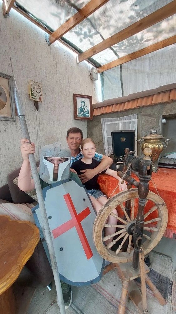 Александр Заворотный с внуками в своем музее.