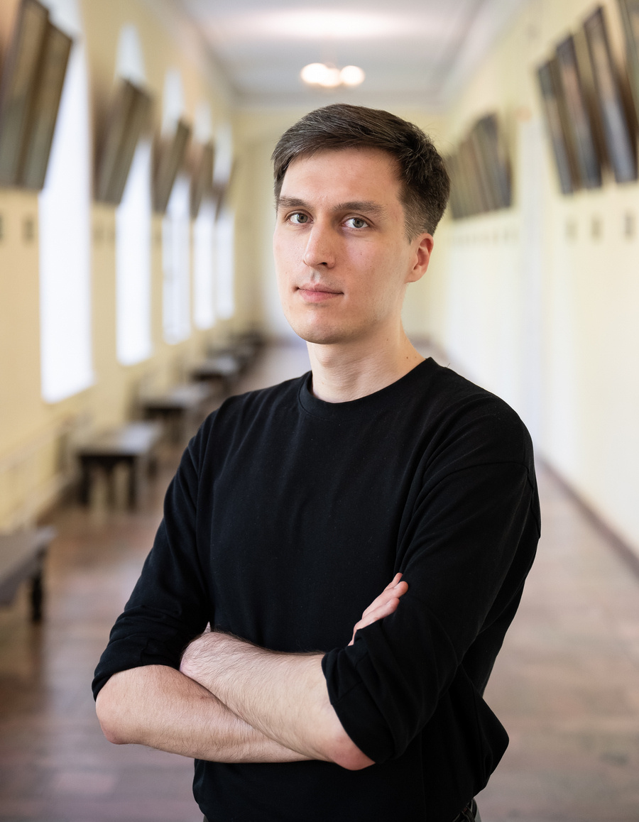 — Мы собираем среду, где участники учатся делать сценический визуал, интерактивные инсталляции, генеративную графику, экспериментальный звук и другие мультимедийные работы, — рассказывает руководитель проекта, выпускник факультета инновационных технологий ТГУ Илья Чепкасов. — Главное, мы сразу переходим от обучения к практике. Участники собирают команды, делают свои работы и показывают результат зрителям. Музыкант работает вместе с дизайнером, разработчиком или художником, а идея проходит путь от обсуждения до выставки, перформанса или готового продукта. Например, когда звук начинает управлять визуалом на сцене, нейроинтерфейс становится частью аудиовизуального перформанса, а художники и разработчики вместе создают интерактивный арт-объект.