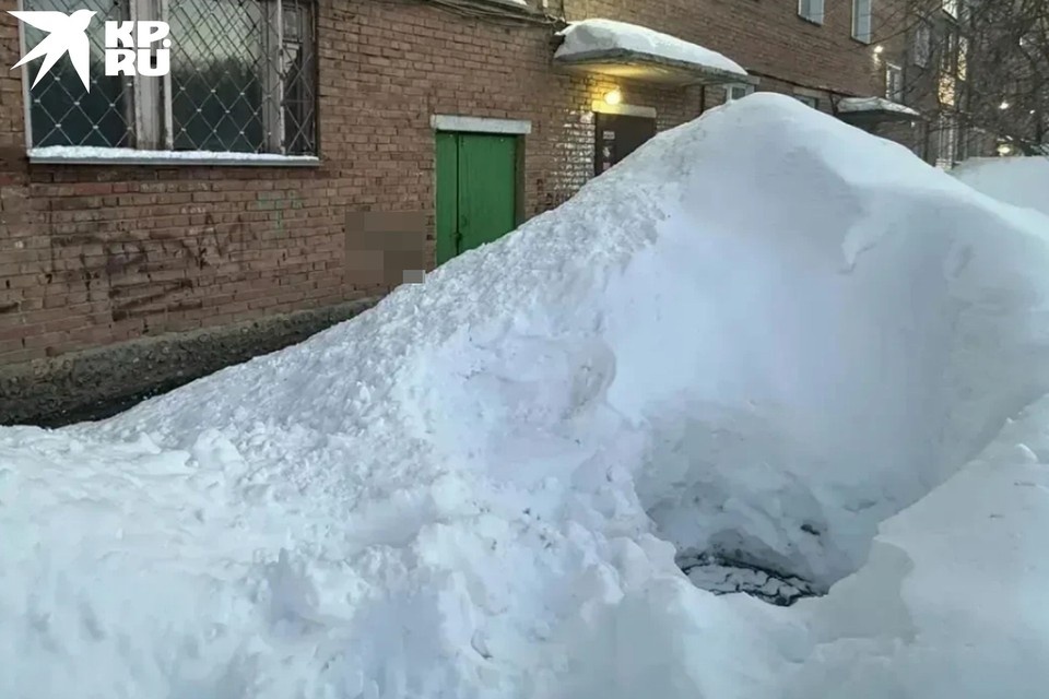    Ребенок скатился с сугроба и угодил в открытый люк. Фото: СУ СКР по Новосибирской области