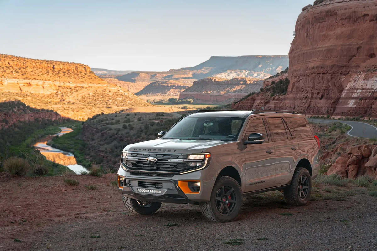    Velociraptor Expedition оснащается оригинальным мотором Ford