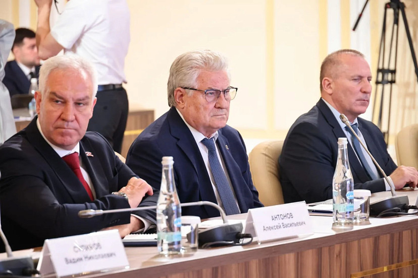 Алексей Антонов: «Норма по передаче жилья льготникам снижена с 50% до 5%. Высокий барьер приводил к отказам инвесторов от проектов. Это должно оживить отрасль».