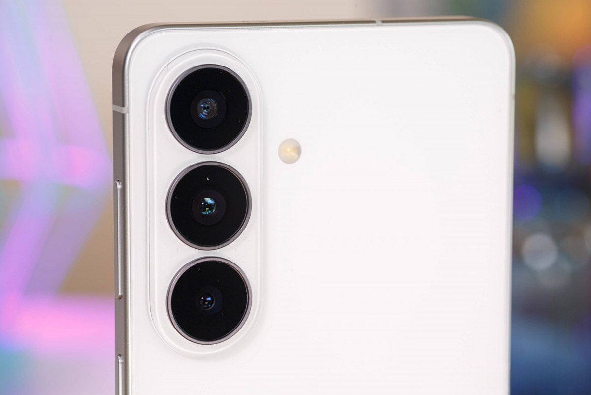    Панель камер базовой модели Samsung Galaxy S26 выглядит очень аккуратно / Фото: gsmarena.com