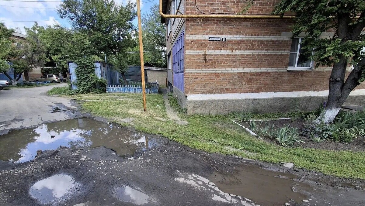    Жители города Гуково жалуются на течь воды из-под земли   читатели / rostovgazeta.ru