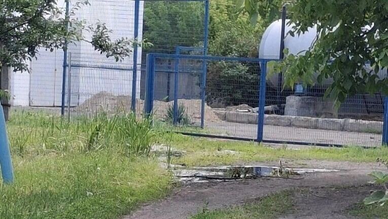    По улице Киевской, 23 и переулку Краснодонецкого, 9 в городе Гуково течет вода   читатели / rostovgazeta.ru