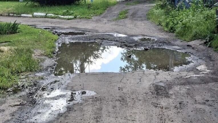    По улице Киевской, 23 и переулку Краснодонецкого, 9 в городе Гуково течет вода    читатели / rostovgazeta.ru