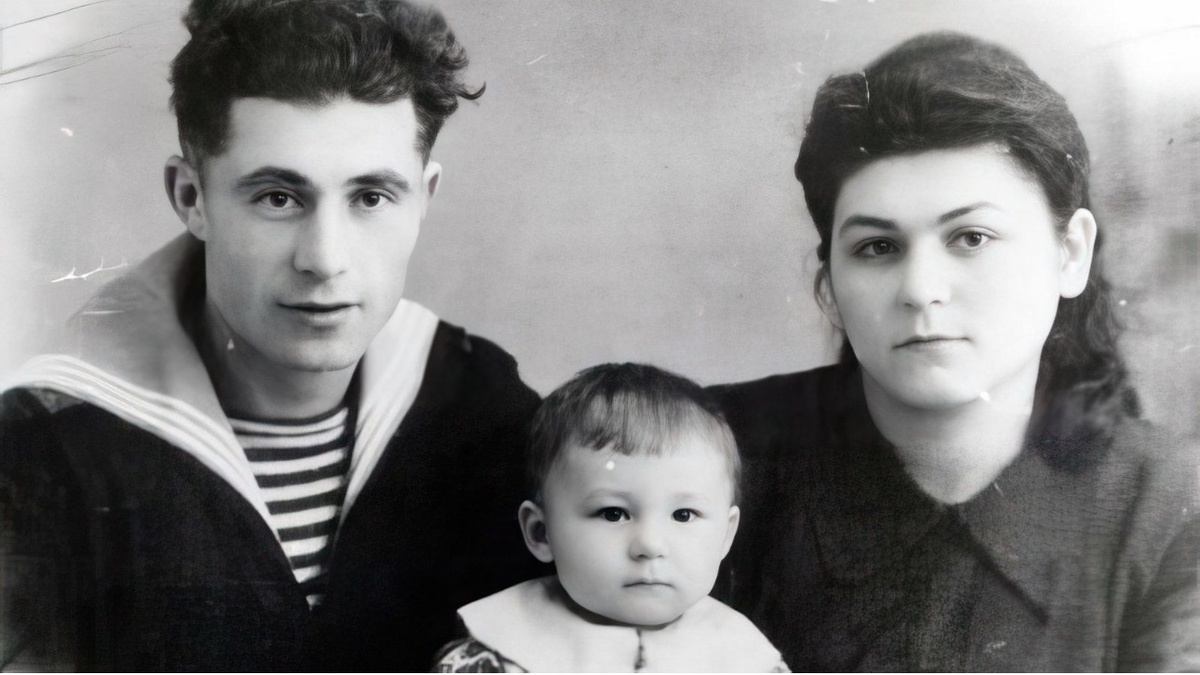 Фото: Сергей Бондарчук с родителями 