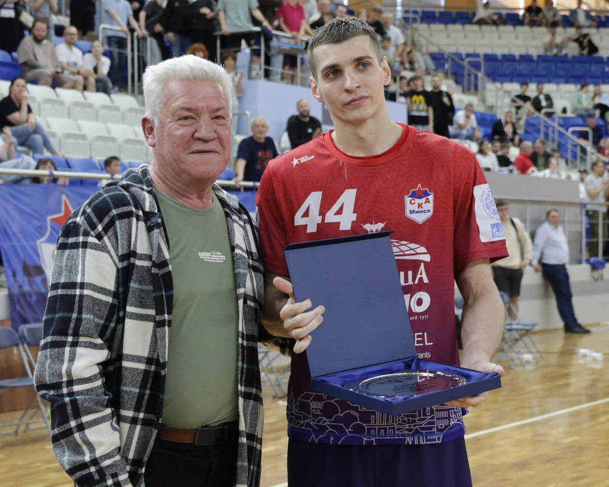    Лучший бомбардир чемпионата Беларуси Кирилл Рабчинский с легендой советского гандбола Александром Каршакевичем