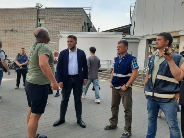 Владелец ТЦ «Макси Соопот» Яков Перкаль-Проворный пытается убедить сотрудников ККИ и Центра эффективности, что снос нужно проводить с осторожностью. Июль 2025 года