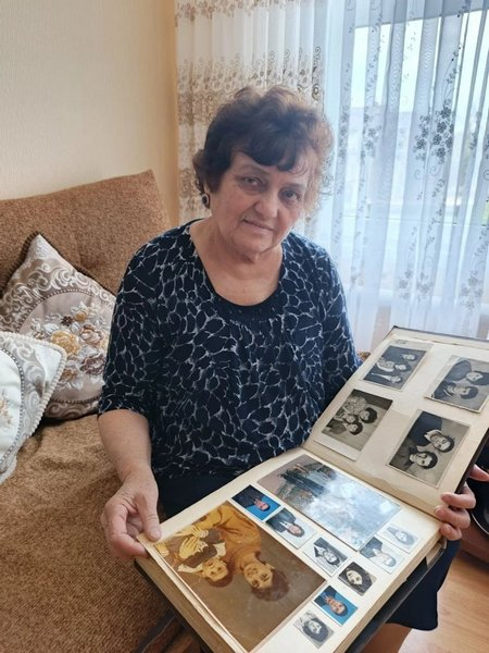 Алвард Ивановна Удумян бережно хранит дома фотоальбомы, в которых запечатлены дорогие сердцу события и люди. / Фото автора