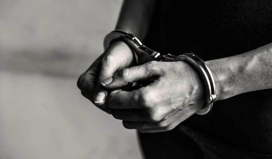 Суд отправил сургутянина под арест на 10 суток за высказывания возле магазина