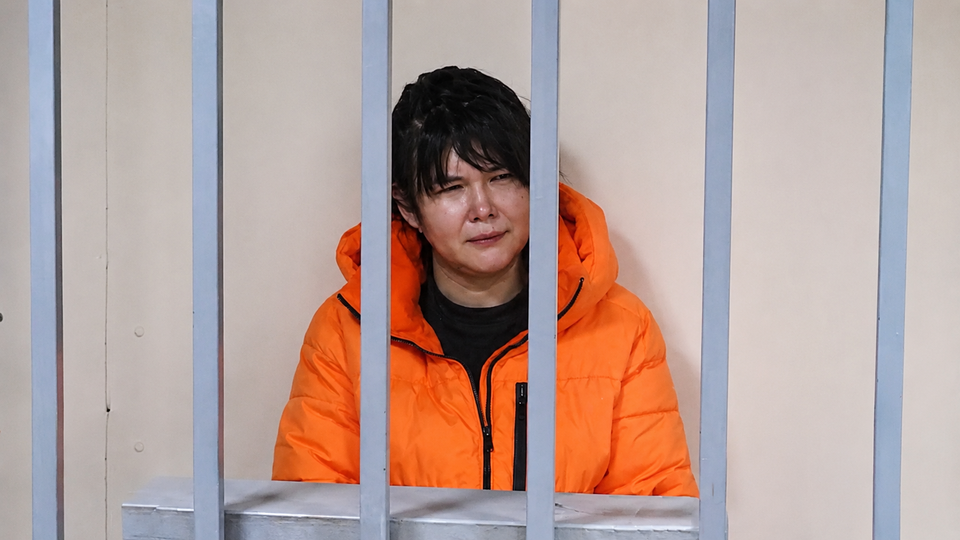     Спрятавшую тело дочери в диване мать признали невиновной в убийстве "112"