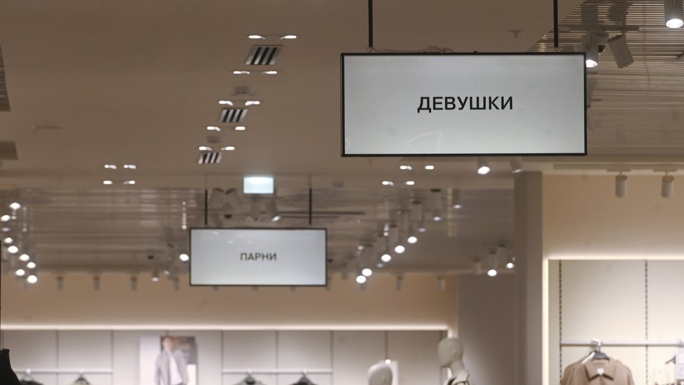 Психолог объяснила, почему секонд-хенды вызывают зависимость