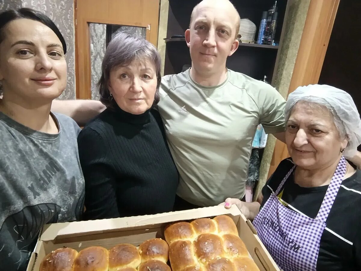 Надежда Савченко с волонтерами группы «ZаVеса».

