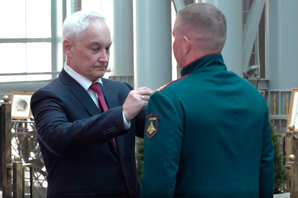    Министр обороны Андрей Белоусов наградил российских воинов медалями «Золотая Звезда». Минобороны РФ