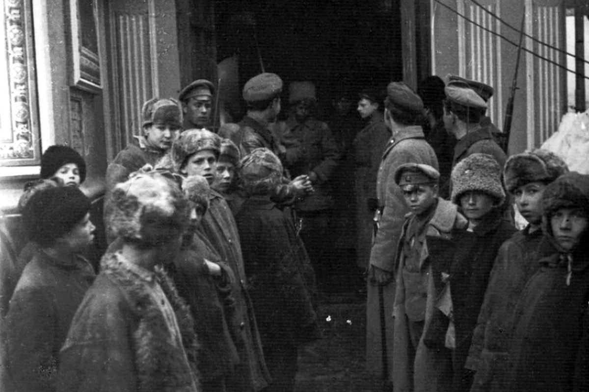    У входа в храм во время вскрытия мощей Сергия Радонежского. / Государственный центральный музей современной истории России