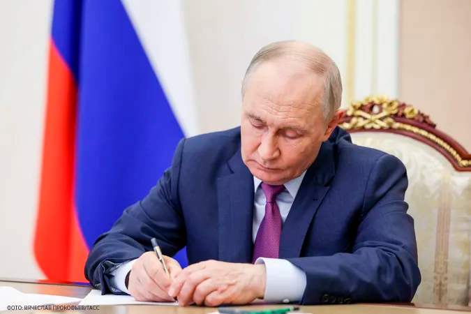 Владимир Путин подписал закон об аресте имущества уехавших россиян за правонарушения против интересов России