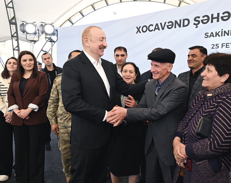 Президент Ильхам Алиев с жителями города Ходжавенд и села Ходжавенд. Фото: Azertag