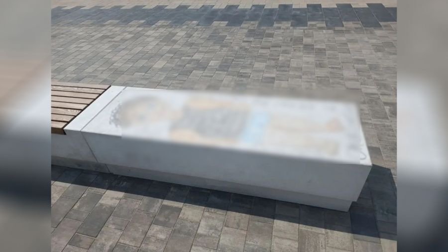    Новые лавки на площади Труда в Ярославле разрисовали вандалы