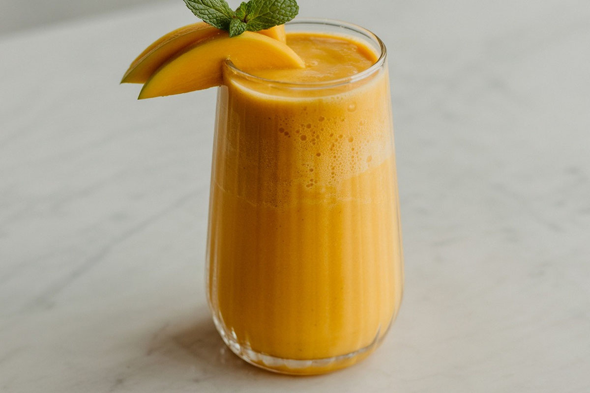 Louis Adam / Shutterstock / FOTODOM📷Манго делает смузи густым и бархатистым на вкус, а апельсин добавляет свежесть и кислинку