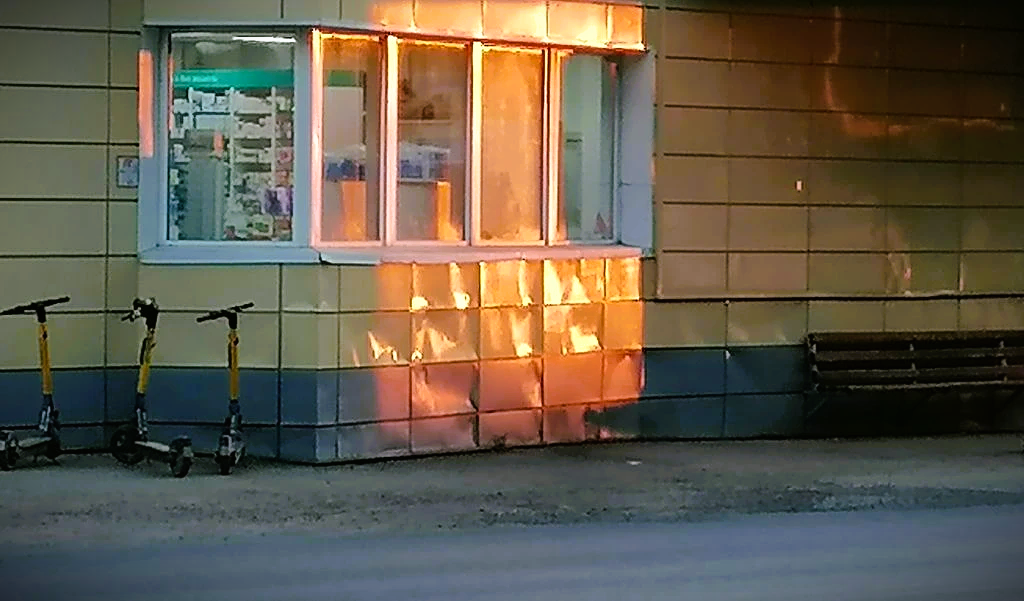 Вон как играл на стёклах и стенах домов, листайте галерею. Фото автора 