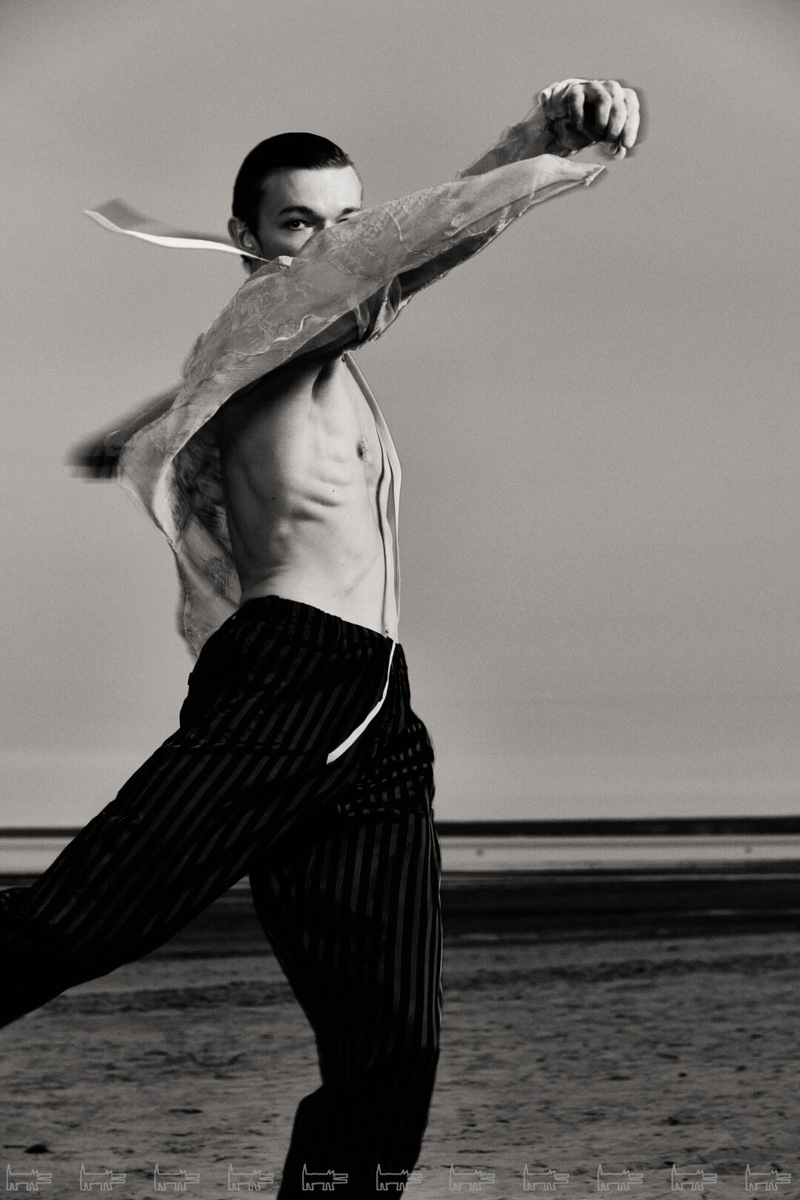    На Александре: сорочка ANN DEMEULEMEESTER, брюки DRIES VAN NOTEN (все — ДЛТ) Фото: Фото: Василий Швецов
