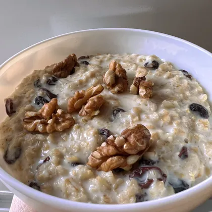  Привычная овсянка, щедро сдобренная изюмом или курагой, превращается в скрытую углеводную бомбу. Такой состав блюда мгновенно перегружает систему и провоцирует резкое сужение кровеносного русла. ovkuse.ru