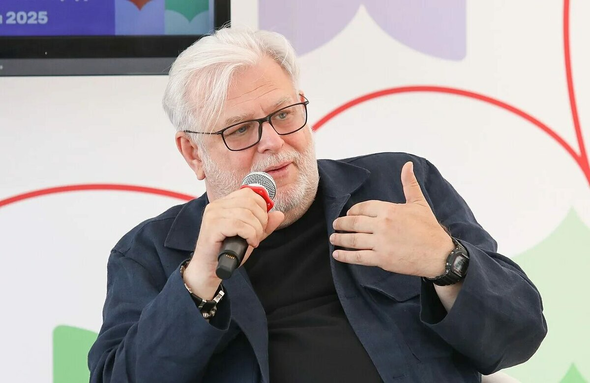 Дмитрий Куликов - российский политолог, публицист и политический консультант, кинопродюсер, теле- и радиоведущий. Эксперт Комитета Государственной думы РФ по делам СНГ и связям с соотечественниками. 
