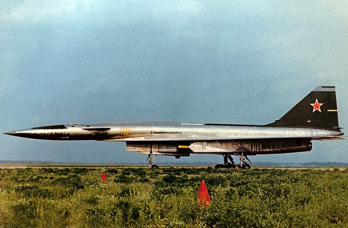 Самолет Т-4 (Изделие 101) на летных испытаниях в ЛИИ, 1972 г.
Источник: war-book.ru