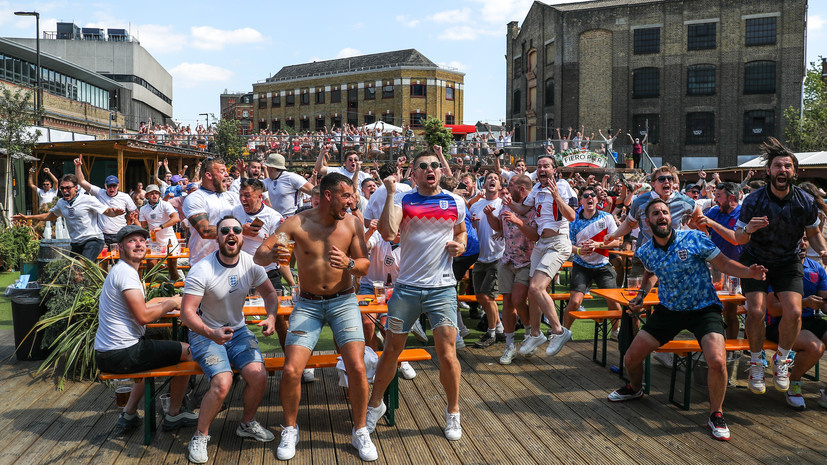     Болельщики смотрят матч Евро-2020 Англия — Хорватия в Лондоне  Kieran Cleeves/PA Images via Getty Images